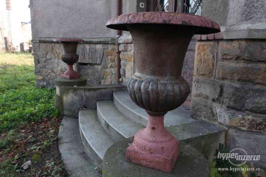 Starožitné litinové zaharadní vázy výška 75cm - foto 4