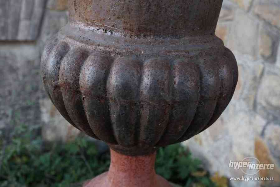 Starožitné litinové zaharadní vázy výška 75cm - foto 6