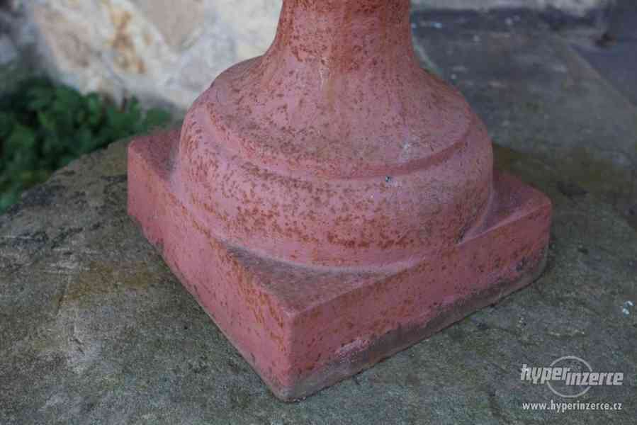 Starožitné litinové zaharadní vázy výška 75cm - foto 7