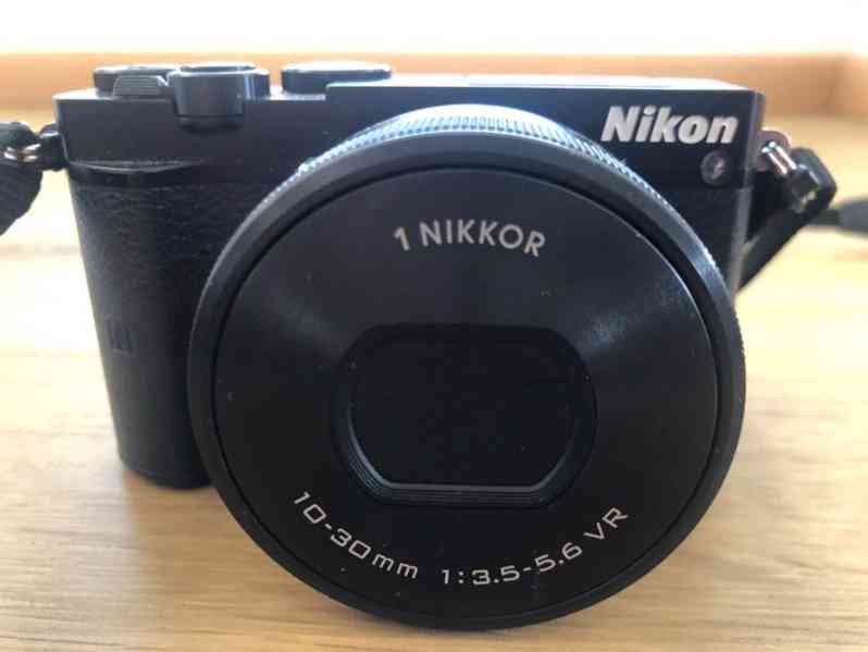 Nikon J5 + 2x objektiv Nikkor + příslušenství - foto 3