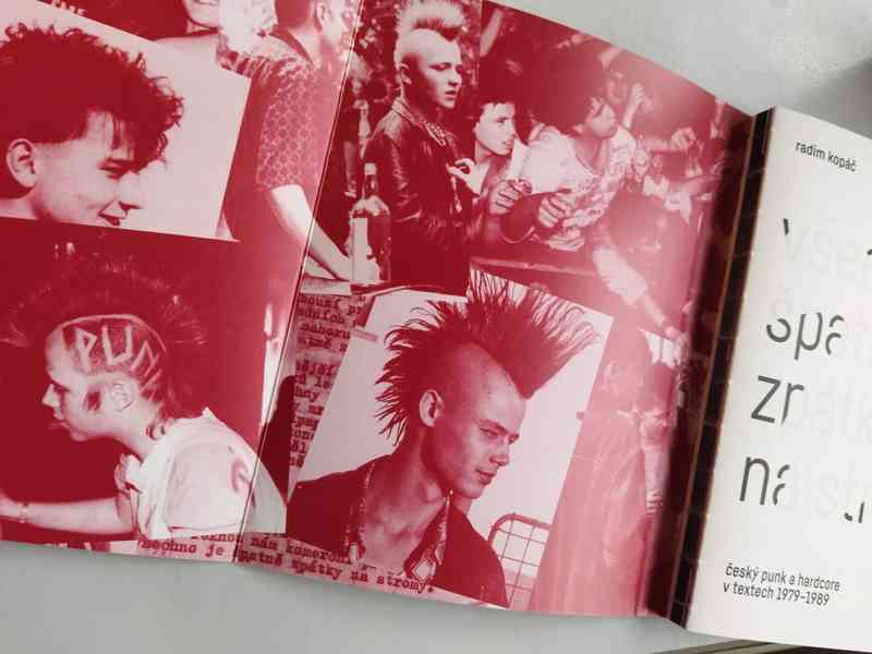 Všechno je špatně, zpátky na stromy - Radim Kopáč  (kniha) - foto 2