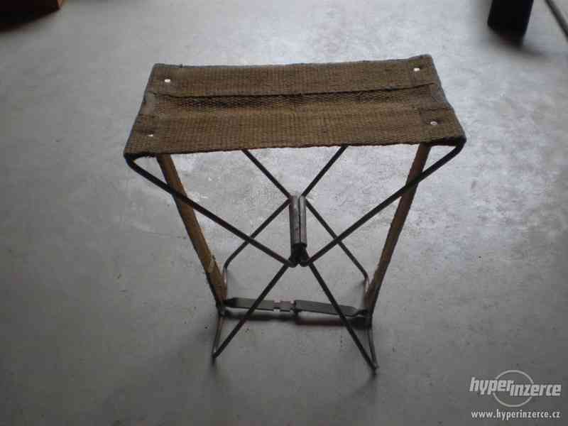 stará skládací židlička - foto 1