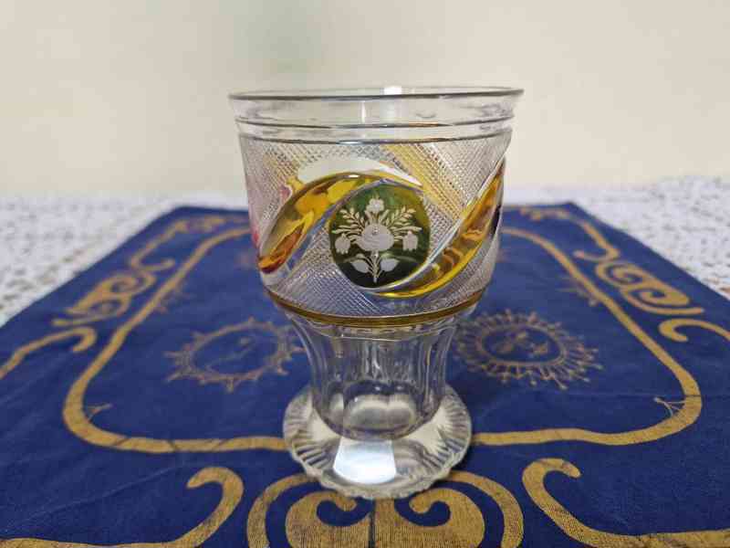 Krásná bohatě broušená malovaná barevná Sklenice Biedermeier - foto 3