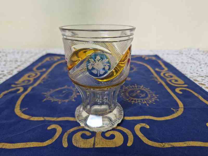 Krásná bohatě broušená malovaná barevná Sklenice Biedermeier - foto 2