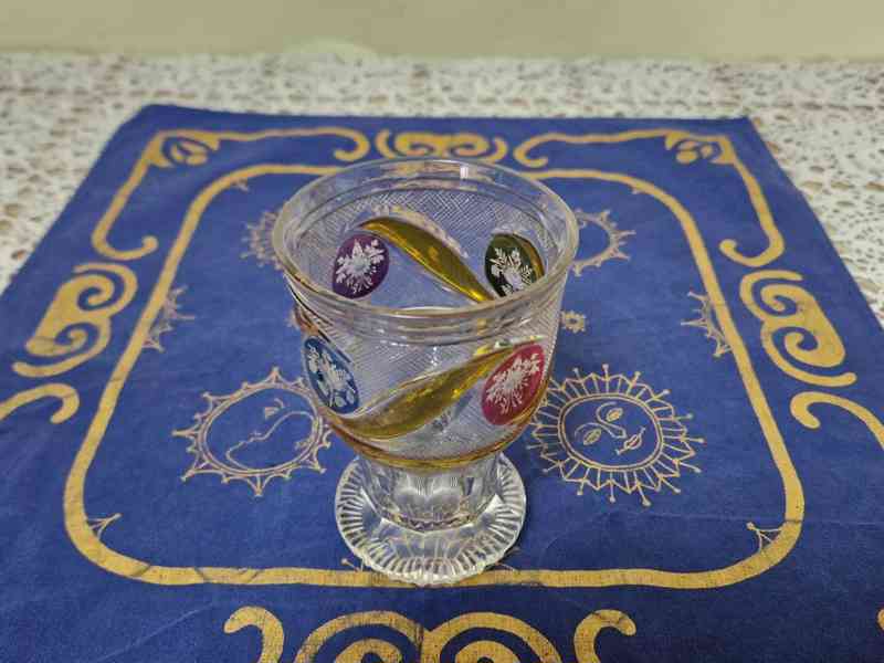 Krásná bohatě broušená malovaná barevná Sklenice Biedermeier - foto 4