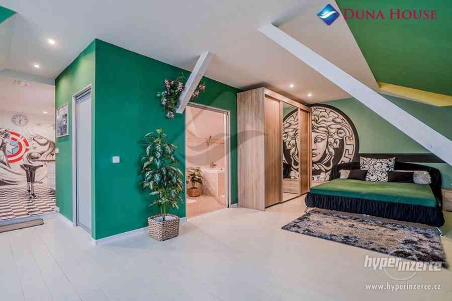 Třígenerační dům s bazénem - foto 11
