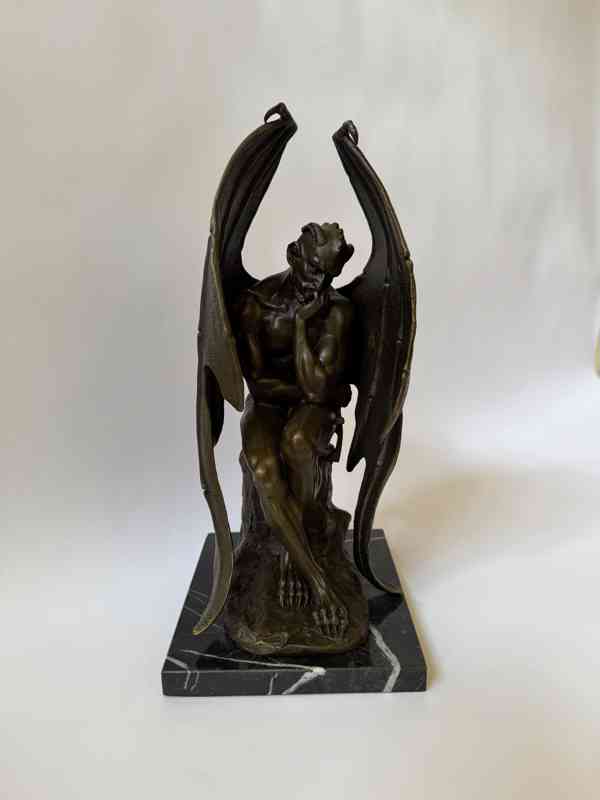 Bronzová socha na mramoru - satan 32 cm