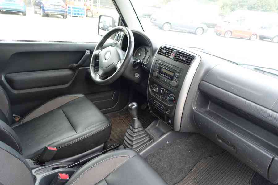 Suzuki Jimny 1.3i 4WD Style Ranger benzín 62kw - foto 11