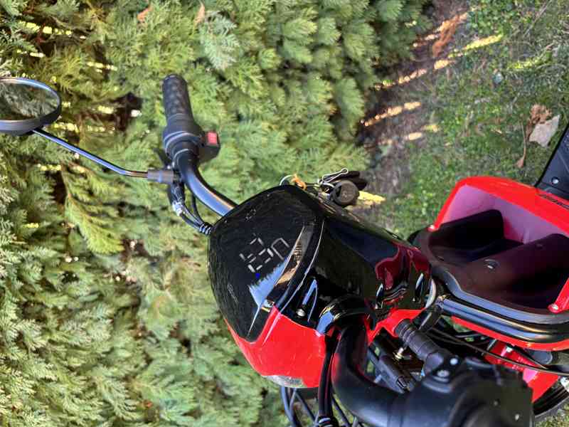 Jízda za 3 Kč! Nový elektrický skútr bez řidičáku – SKLADEM - foto 5