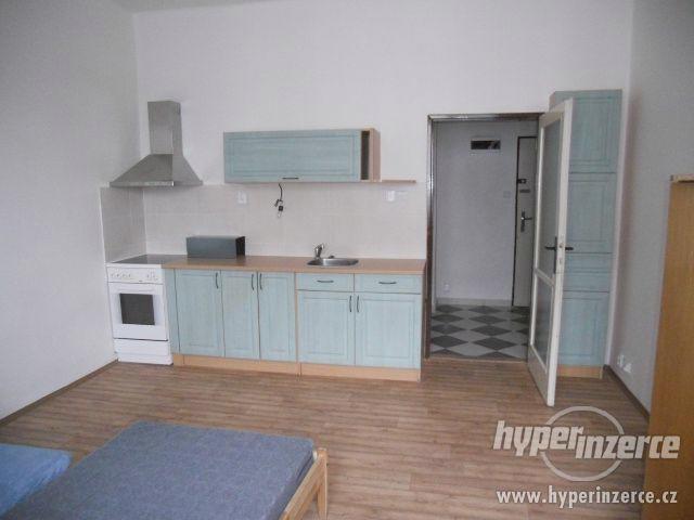 Dlouhodobý pronájem bytu 1+kk, 29m2, OV, Praha 4 - Podolí - foto 1