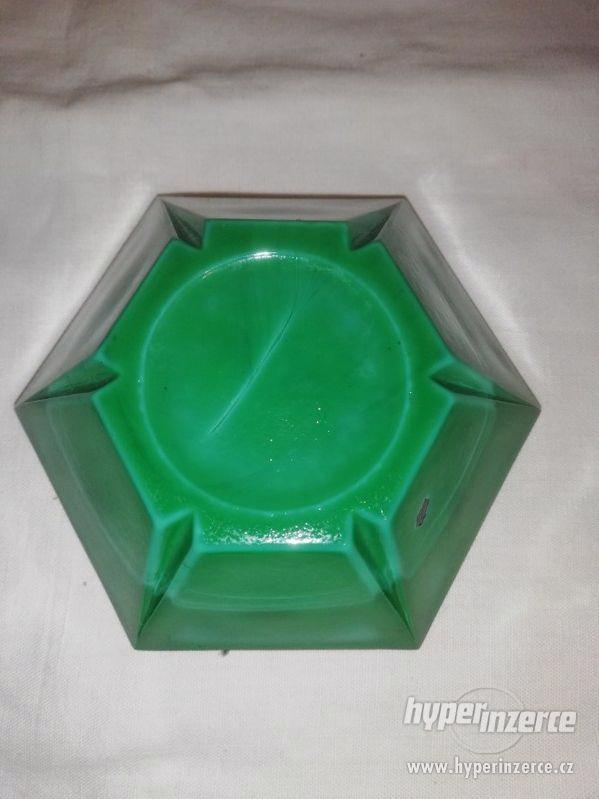Malachit - zelená váza s popelníkem - foto 7
