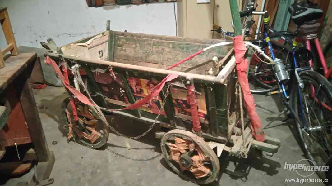 Starožitný dřevěný vozík - foto 1