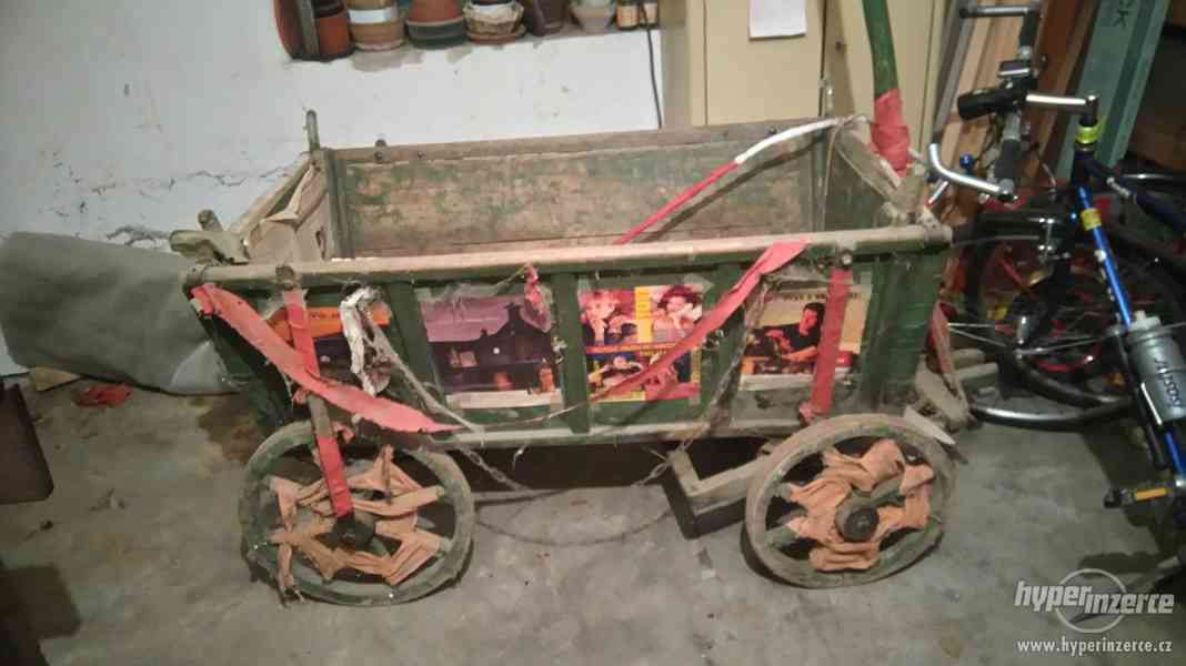 Starožitný dřevěný vozík - foto 2