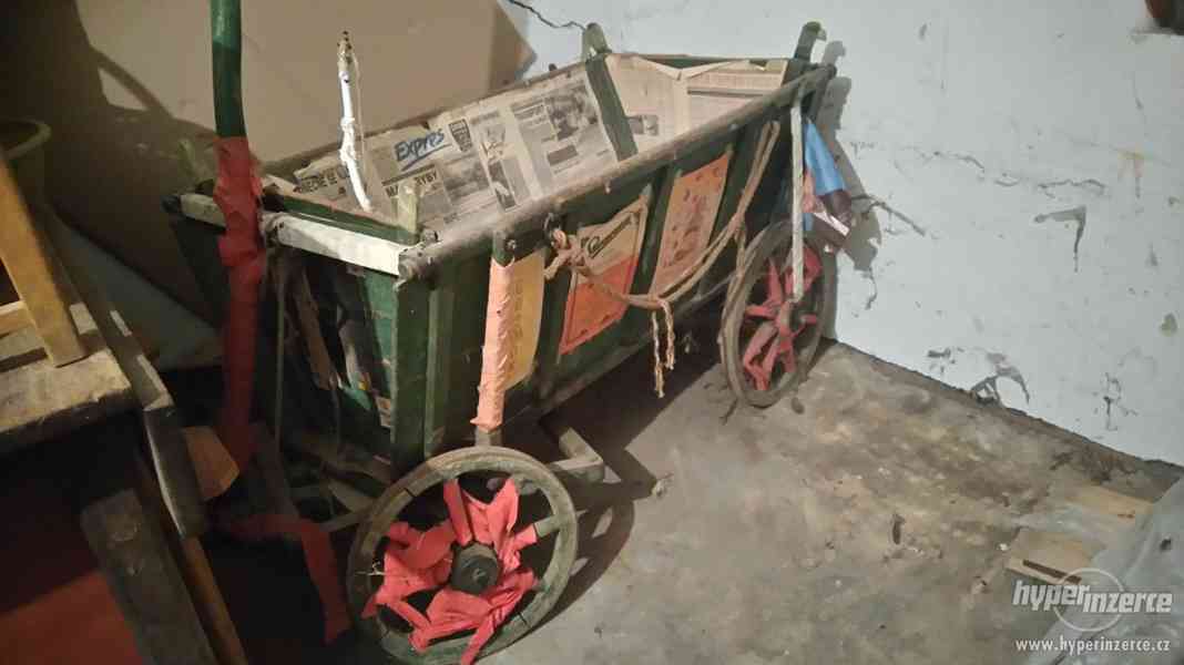 Starožitný dřevěný vozík - foto 5