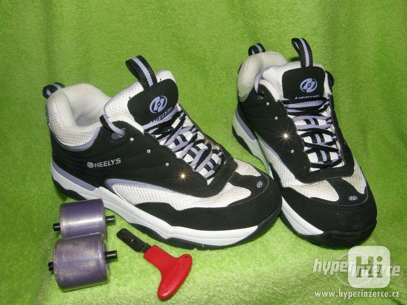 Bíločernofialové boty Heelys s kamínky