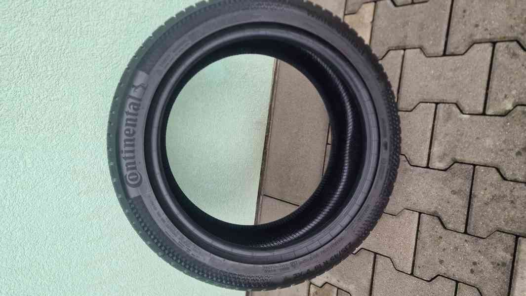 Prodám 1ks zimní pneu Continental Winter Contact 235-45/18 - foto 11