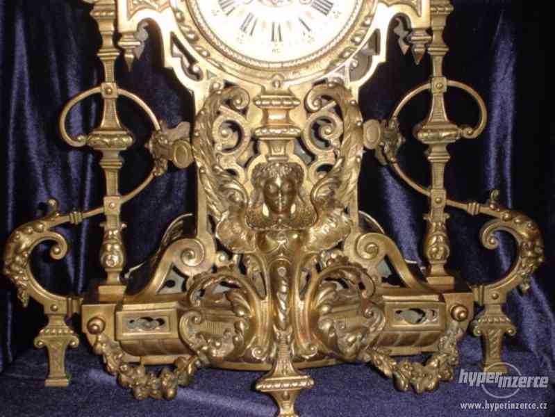 Bronzovy  krbové hodiny s originál svícny-2 ks.TOP STAV - foto 5