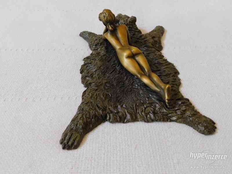 Vídeňský bronz - dívka na medvědí kožešině - foto 3