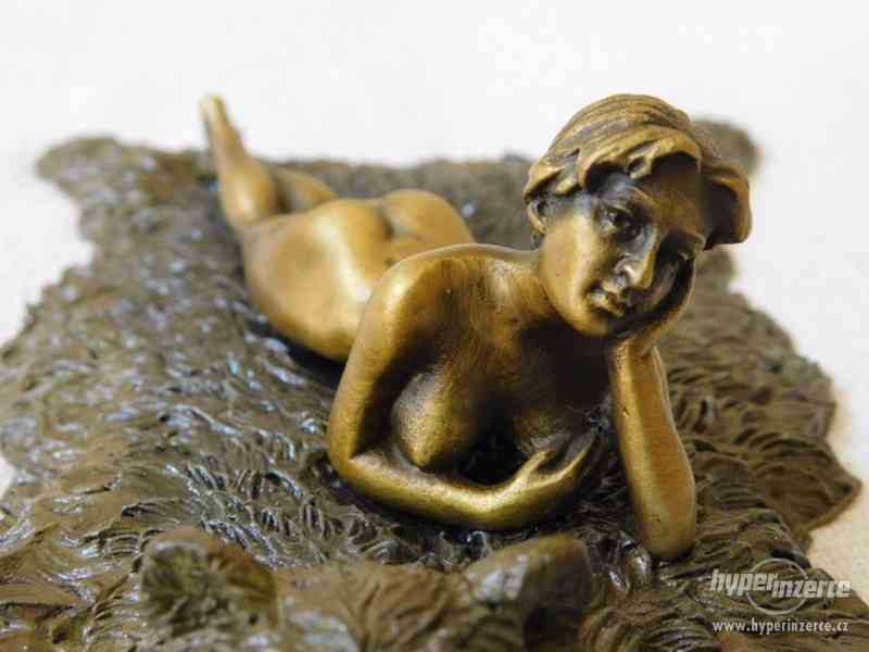 Vídeňský bronz - dívka na medvědí kožešině - foto 5