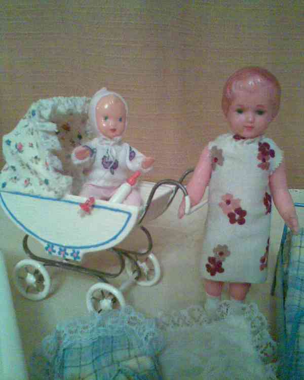 Retro kočárek s panenkami - foto 2