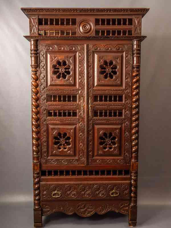 Bretaňská skříň z 19. století. Mistrná řezba - foto 1