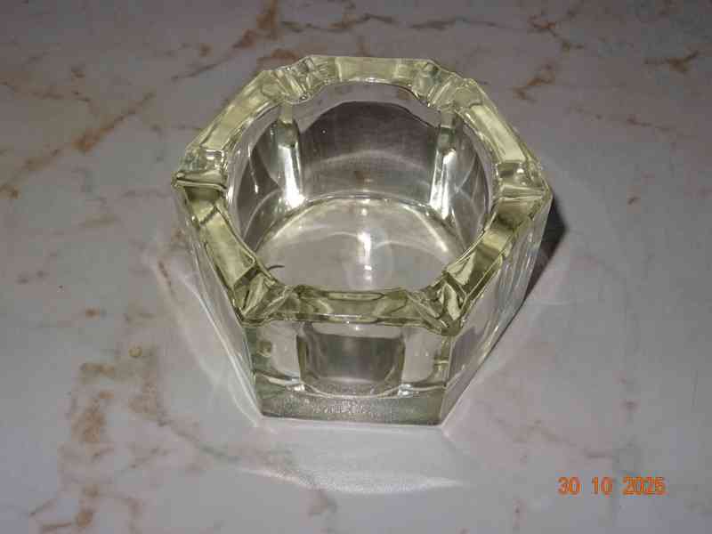 SKLENĚNÝ STARÝ POPELNÍK  - foto 2