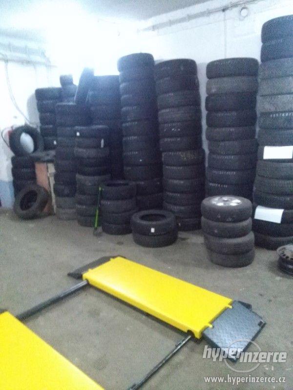Prodám zimní pneu DUNLOP 235-55 R18 4.92mm cena 1300kč za ks - foto 3