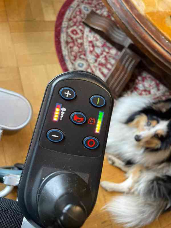Elektrický invalidní vozík FLEXiThrone eThrone 12DW  - foto 3
