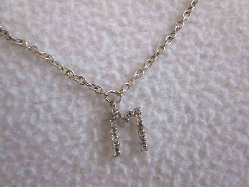 Pěkný náramek s přívěskem M s kamínky, cena jen 49 Kč - foto 2