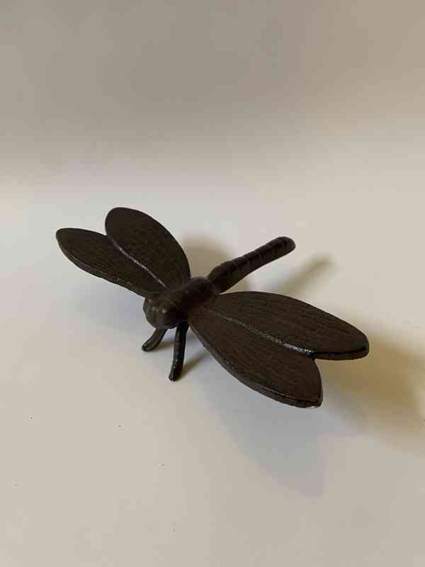 Kovová (litina) vážka, délka 15 cm, šířka 24 cm, výška 7,5 c - foto 1