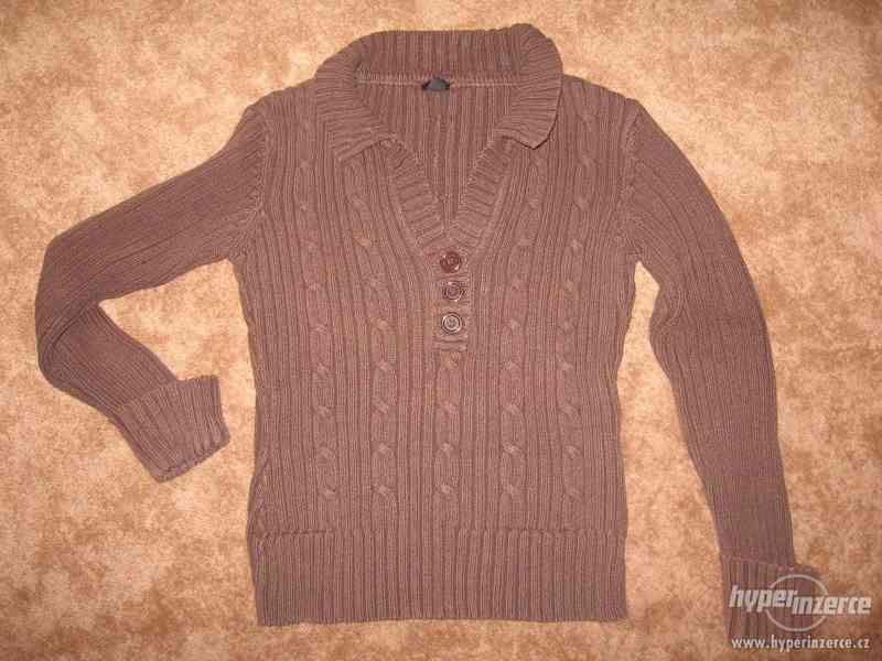 Tmavě hnědý svetr s límečkem a knoflíky ve výstřihu - foto 1