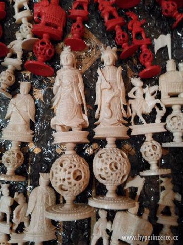 Starožitné ručne vyrezávané šachy zo slonoviny - foto 1