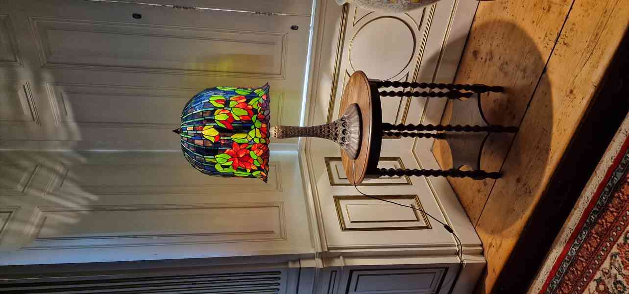 Tiffany stolní lampa s vitrážovým stínidlem – výška 84 cm - foto 11