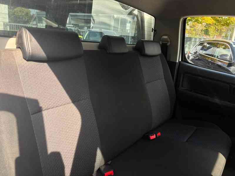 Toyota Hilux 2,5 D4D Life 4x4 106kw - foto 20