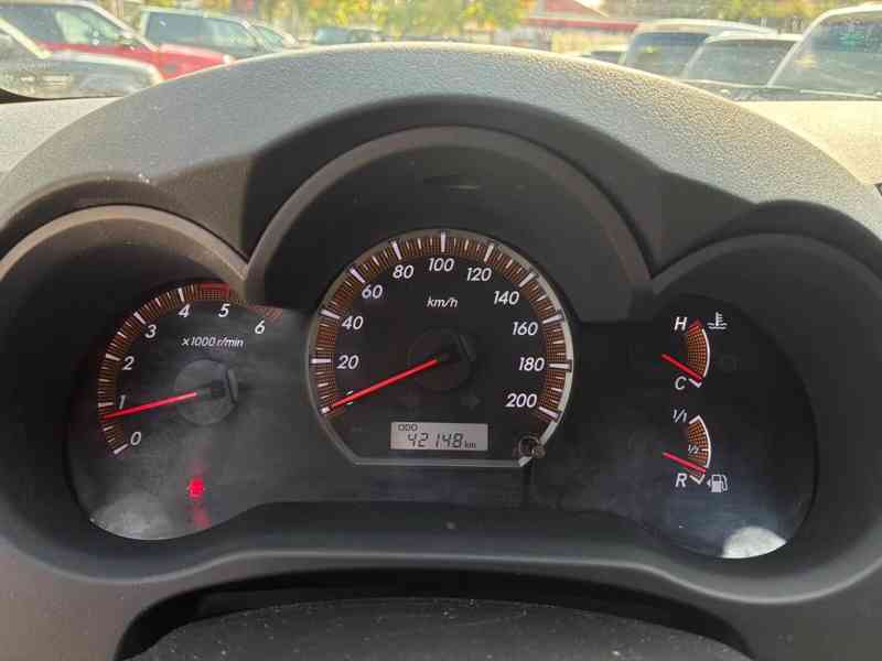 Toyota Hilux 2,5 D4D Life 4x4 106kw - foto 16