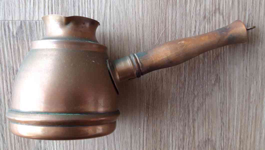 džezva pro přípravu turecké kávy