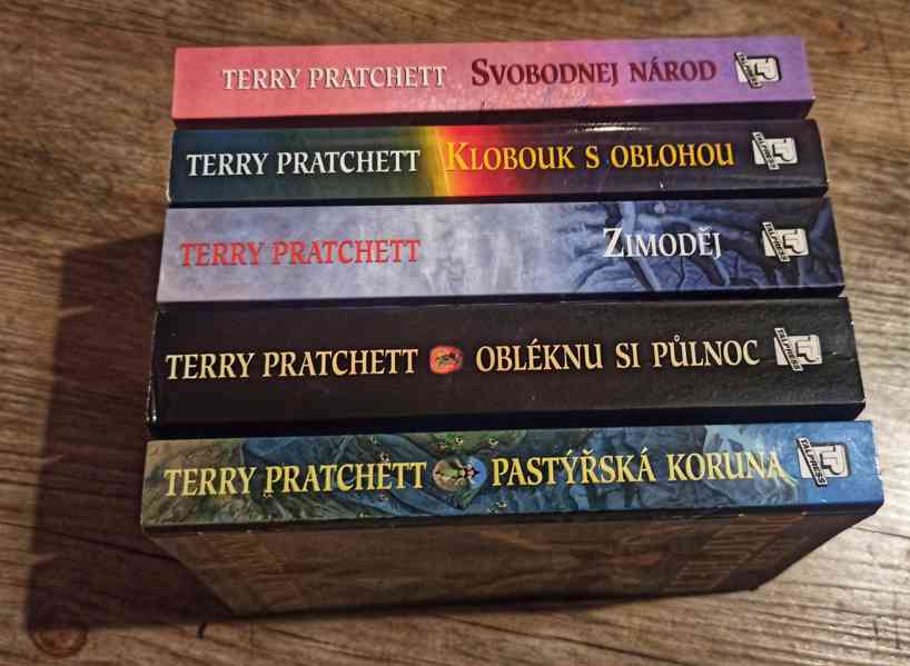 Terry Pratchett - KNIHY O TONIČCE BOLAVÉ 1.-5. (komplet!!!) - foto 2