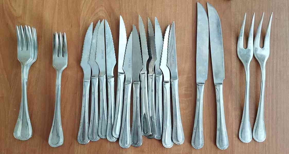 Sada značkových příborů pro 12 španělské výroby
