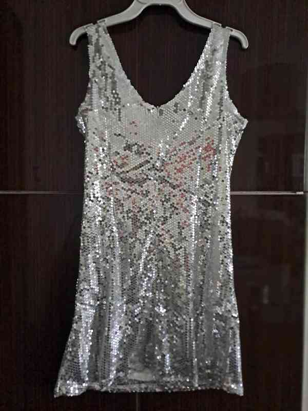 Luxusní stříbrné šaty poseté flitry - foto 1