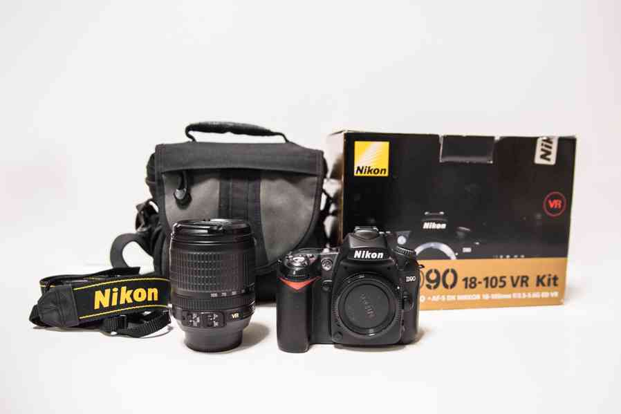 Nikon D90 + objektiv Nikkor 18-105mm + brašna
