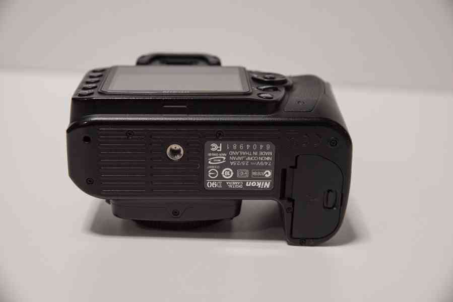 Nikon D90 + objektiv Nikkor 18-105mm + brašna - foto 4