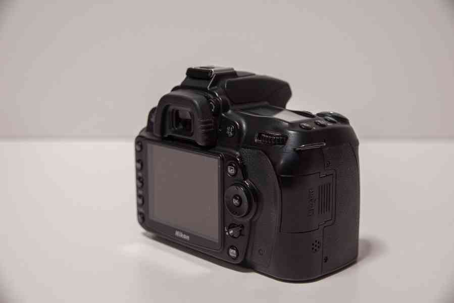 Nikon D90 + objektiv Nikkor 18-105mm + brašna - foto 6