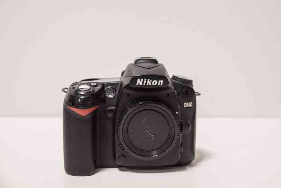 Nikon D90 + objektiv Nikkor 18-105mm + brašna - foto 2