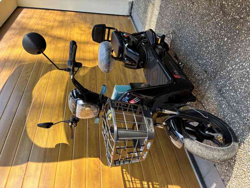 Elektrický skútr bez řidičáku – nový, skladem, levná jízda - foto 3
