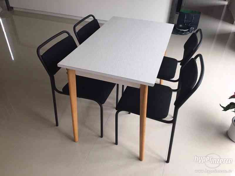Jídelní stůl a kovové židle - foto 1