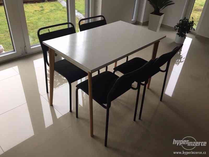 Jídelní stůl a kovové židle - foto 2