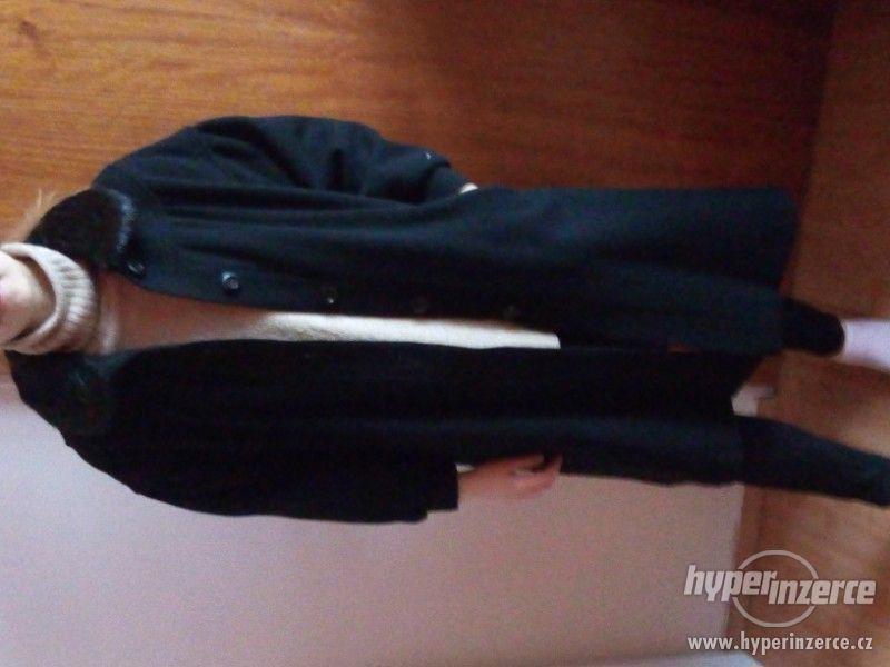 Černý kabát s límcem - foto 1