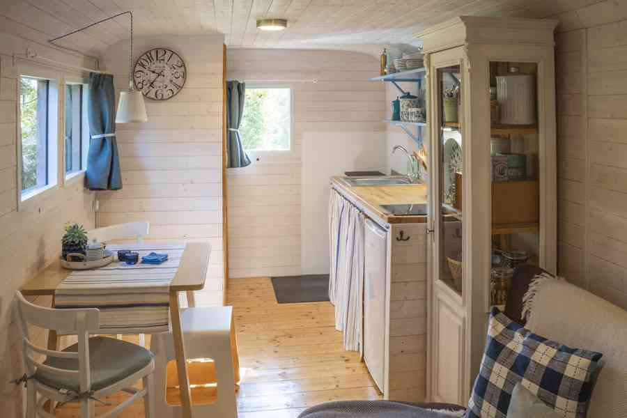 STYLOVÁ MARINGOTKA PO KOMPLETNÍ REKONSTRUKCI - PLNĚ VYBAVENÁ - foto 5