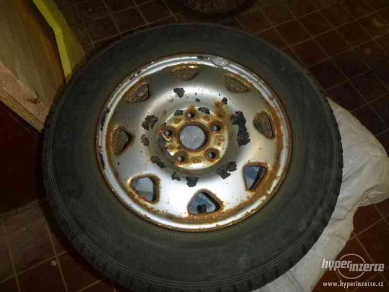 Prodám zimní pneu Dunlop - foto 3