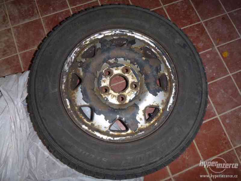 Prodám zimní pneu Dunlop - foto 4